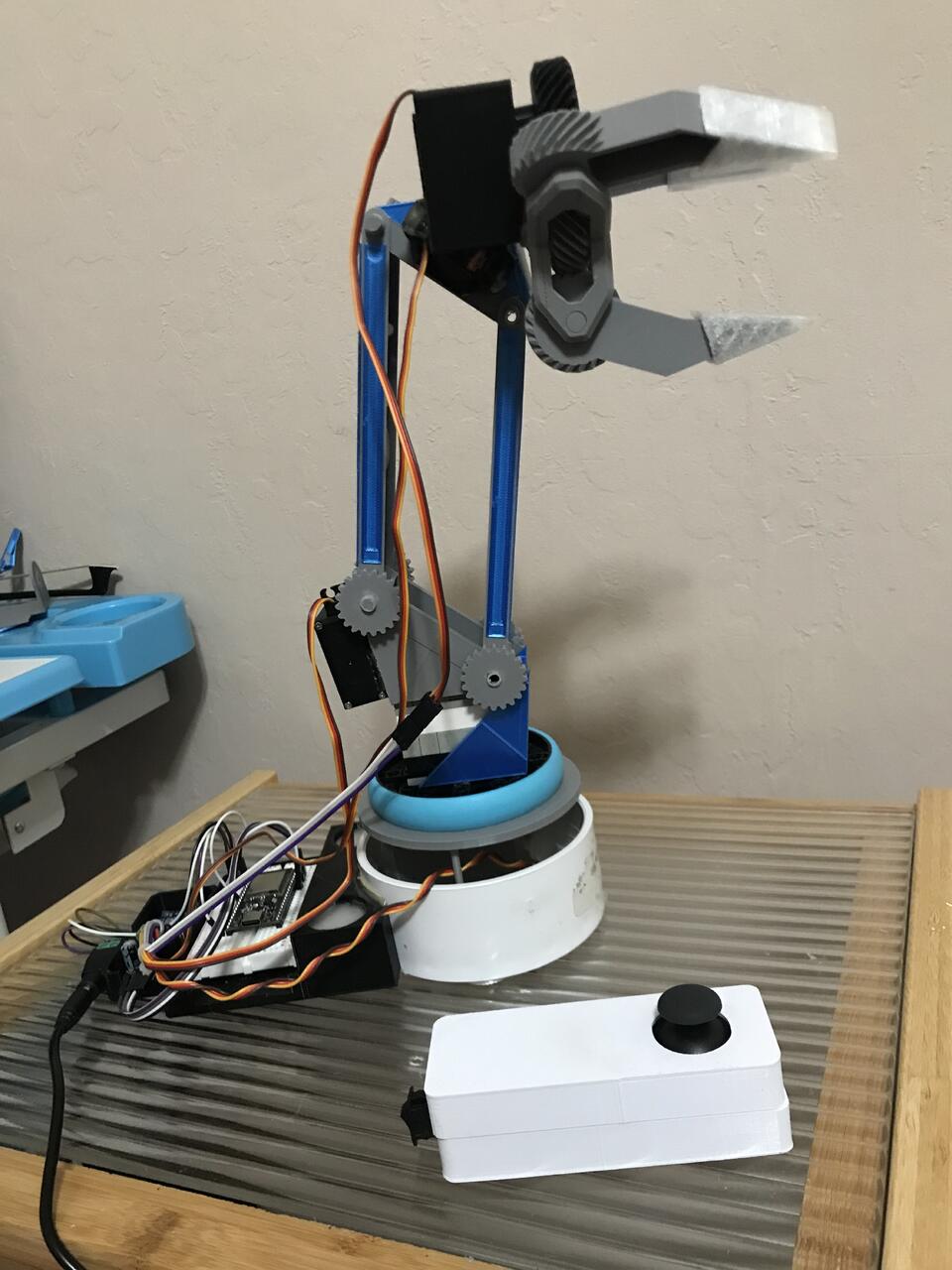 HocDiuTempusSumpsit robotic arm, full build with wireless remote controller