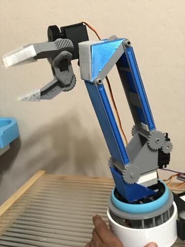 HocDiuTempusSumpsit arm extended, gripper and linkage visible